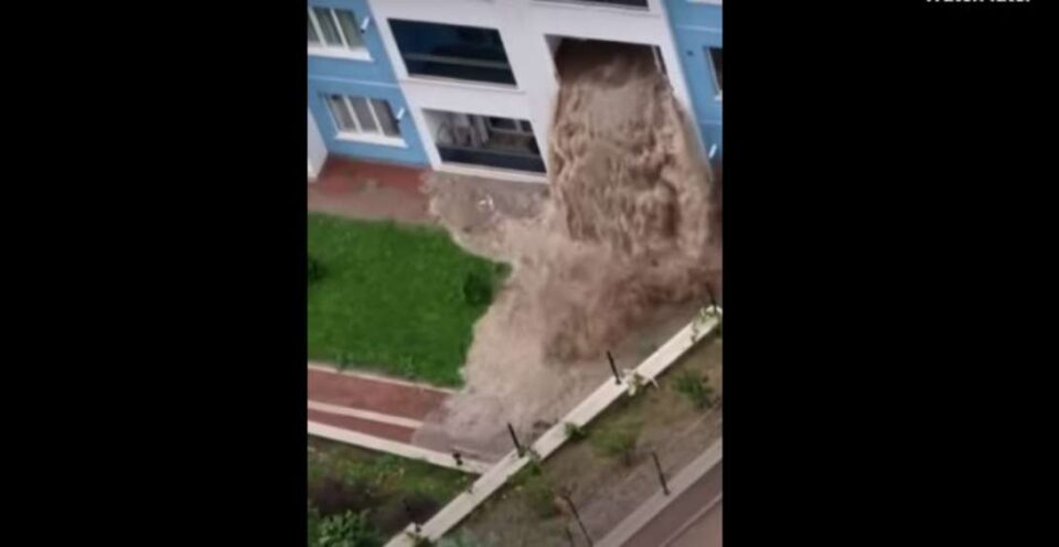(Видео) Нереални сцени од Турција: Големи поплави, уништени згради, надојдената вода го исфрла мебелот од становите