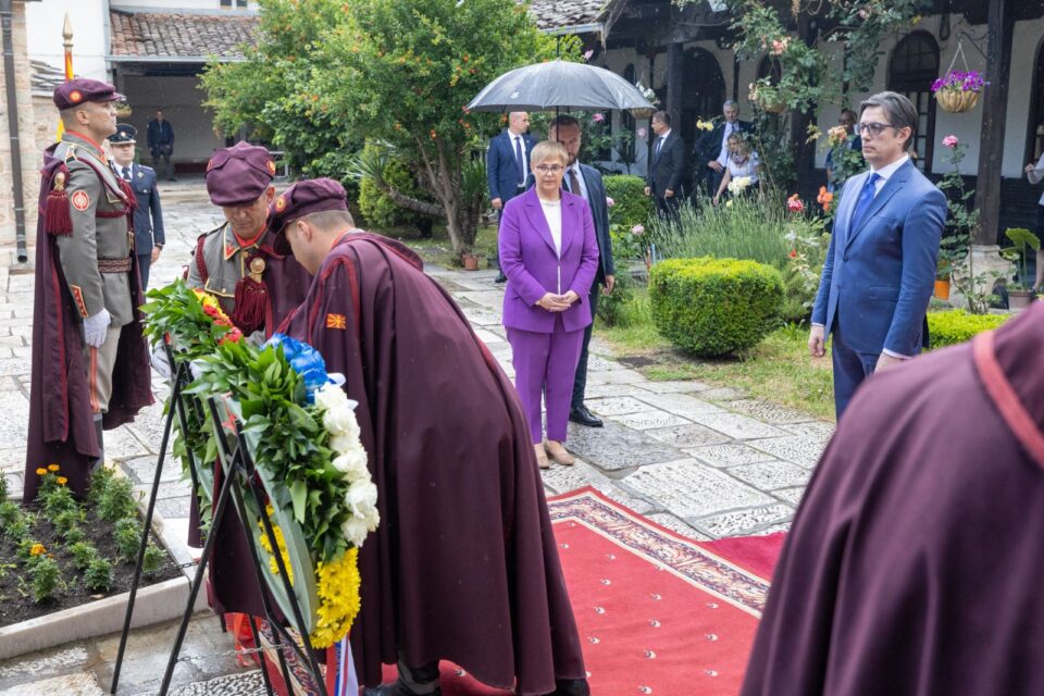 (Видео) Пендаровски и Пирц Мусар положија венци на гробот на Гоце Делчев во црквата „Св. Спас“