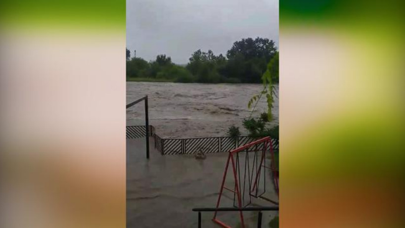(Видео) Подигнати брани од поплавите во Чачак, четири лица евакуирани