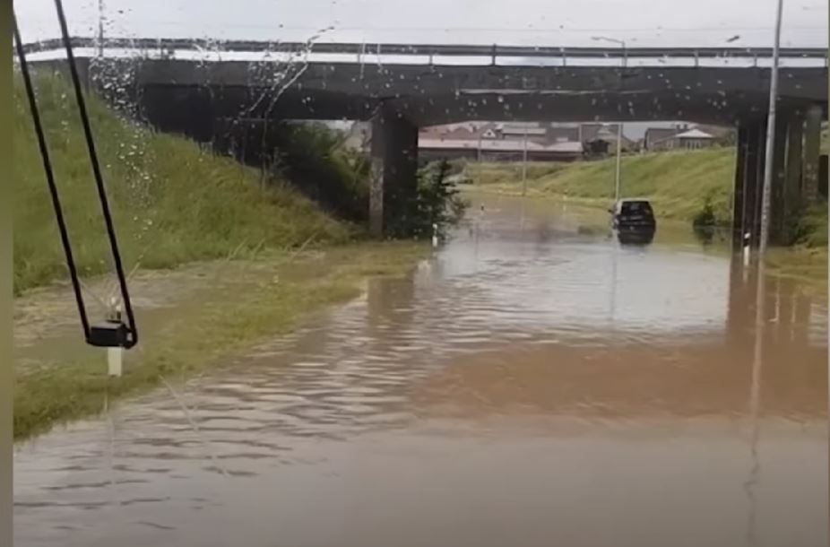 (Видео) Се расчистуваат улиците од наносите од вода и земја по невремето во Прилеп