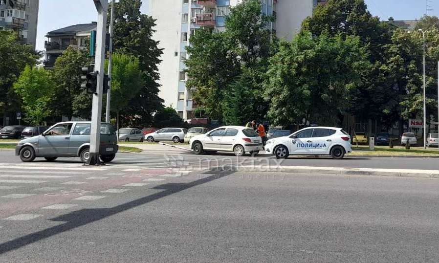 (Видео) Сообраќајка во Аеродром: „Пежо“ удри во сообраќаен знак