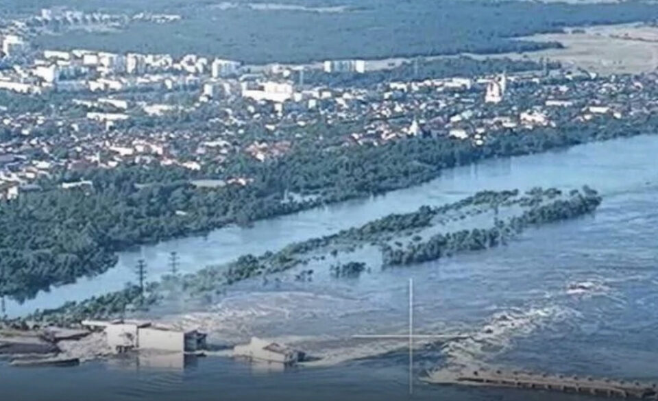 (Видео) Страшни последици по уривањето на браната – 100-ина луѓе заробени во поплавите, илјадници животни пцовисаа