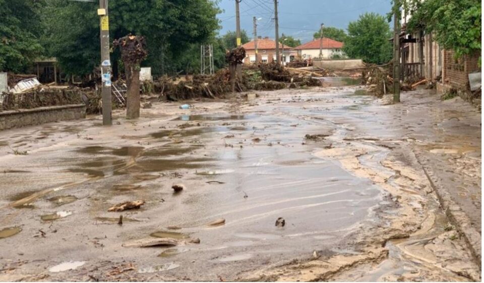 (Видео) Ужасни поплави во бугарскиот град Берковица: водата носи автомобили, поплавени куп домови