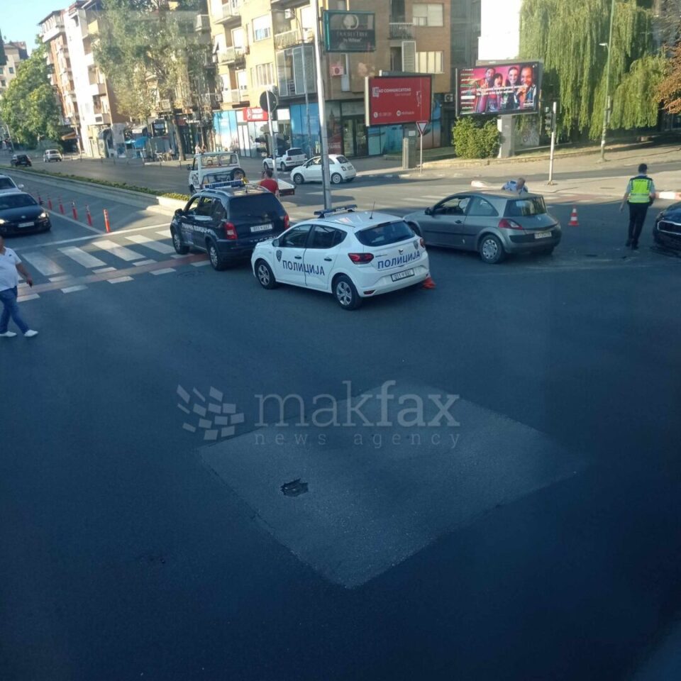 (Фото) Несреќа во центарот на Скопје: тежок судир меѓу две возила, се активирале и безбедносните перничиња