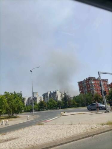 (Фото) Пожар кај депонијата во Ново Лисиче, нема опасност за ширење