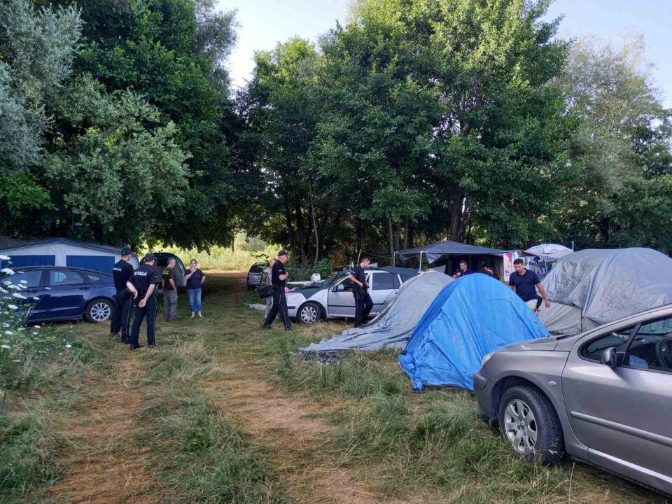(Галерија) И не би час: Преземени мерки против дивите кампери во Љубаништа со помош од полицијата