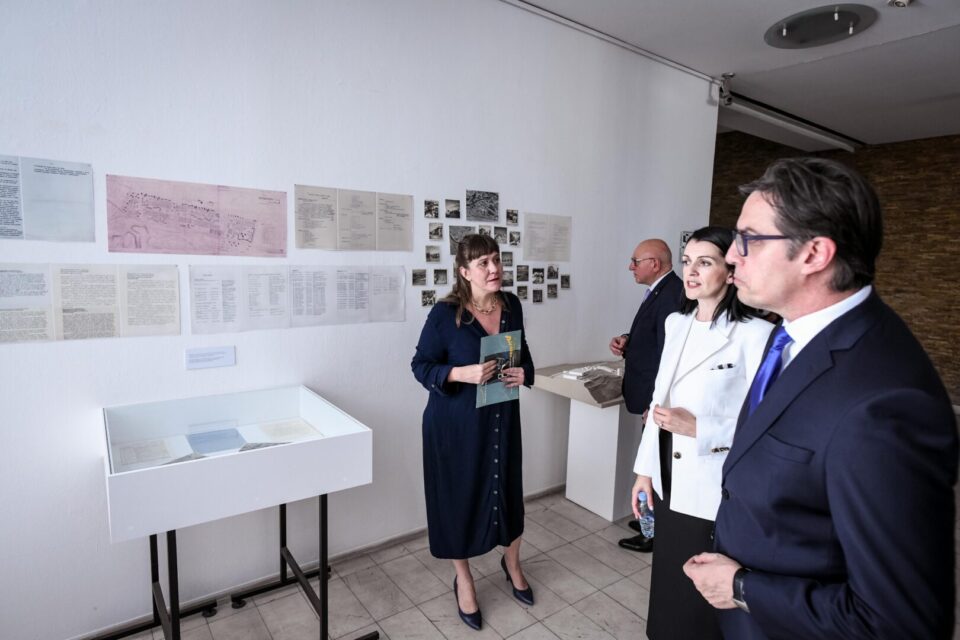 Костадиновска-Стојчевска: Изложбата „Подемот и падот на Скопје“ е потврда за добрината, хуманоста и солидарноста на човештвото