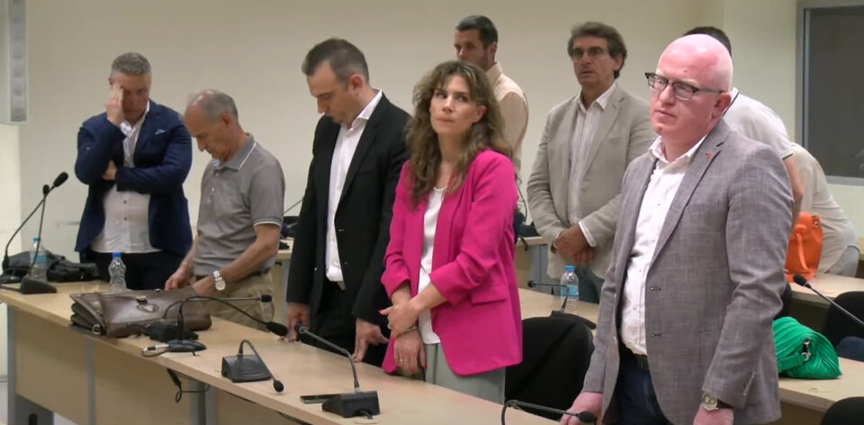 Малолетните деца на Рашковски не смеат да ги продаваат станот и земјиштето во Побожје, а татко им да и плати штета на државата за нелегалните тендери