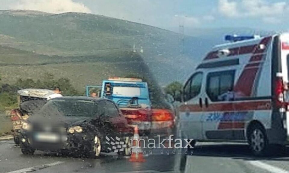 Несреќа кај Зајас: Шлепер и три автомобили се судрија, патници однесени во болница