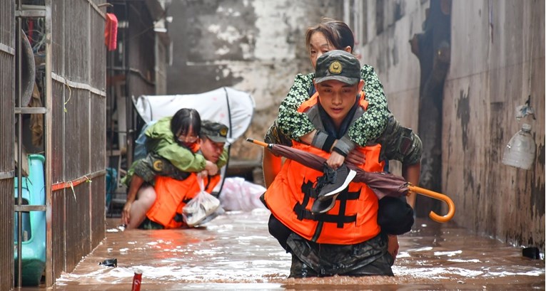 Обилни дождови во Кина: 15 загинати, илјадници евакуирани