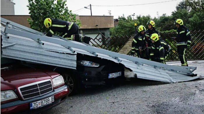 Покрив падна врз автомобили во Загреб, пожарникарите го придвижуваа