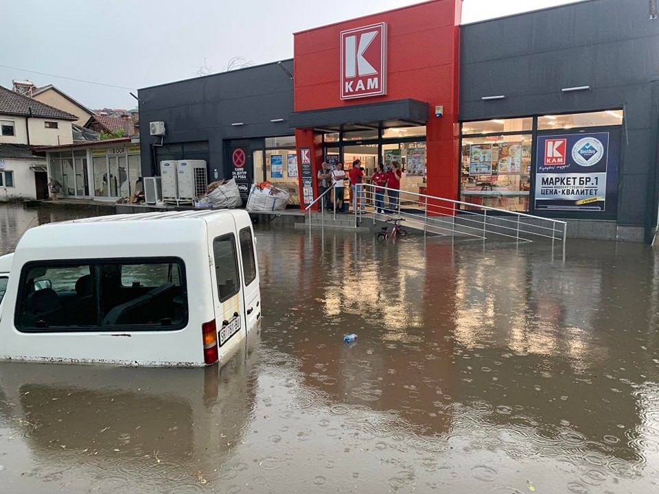 Поплавени куќи и дворови, автомобили под вода до половина – силно невреме ја зафати и Струмица