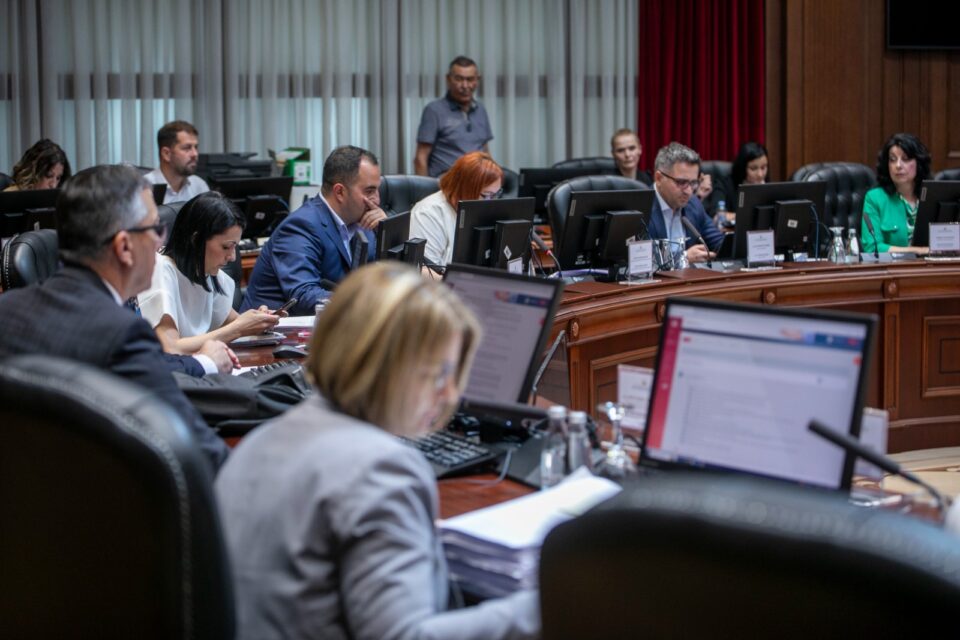 Се намалува даночната стапка за одредени производи, се одложува  новата даночна стапка при продажба на недвижности, одлучи Владата