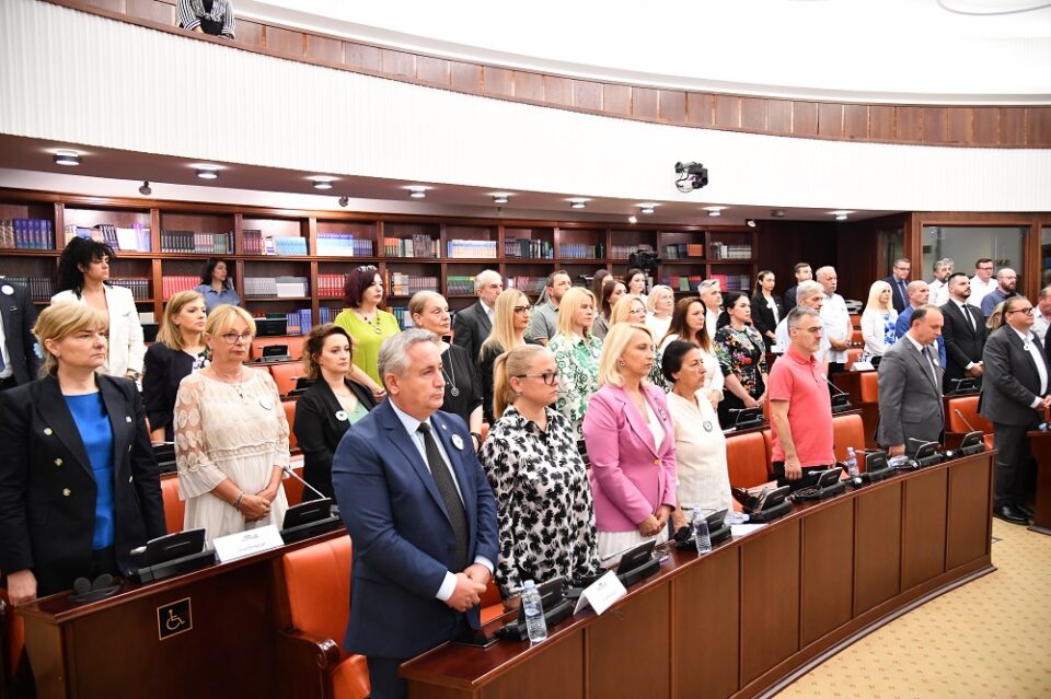 „Сребреница – град за кој слушна целиот свет, а подобро да не слушнеше“: Во Собранието одбележани 28 години од геноцидот