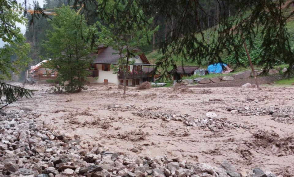 (Видео) Апокалиптични сцени од Италија: страшната бура носеше се’ пред себе – оштетени патишта, мостови, автомобили и куќи