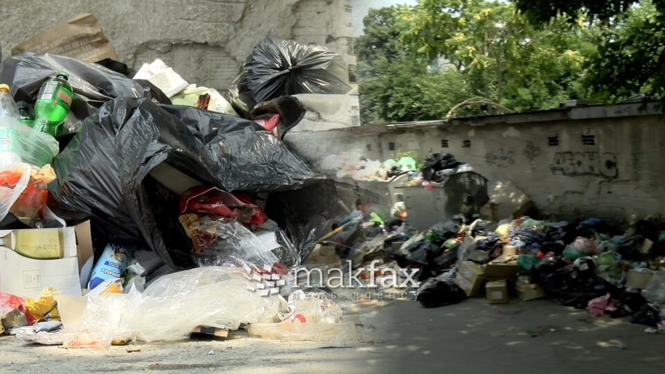 (Видео) Градоначалниците се пофалија дека го победиле ѓубрето, контејнерите полни