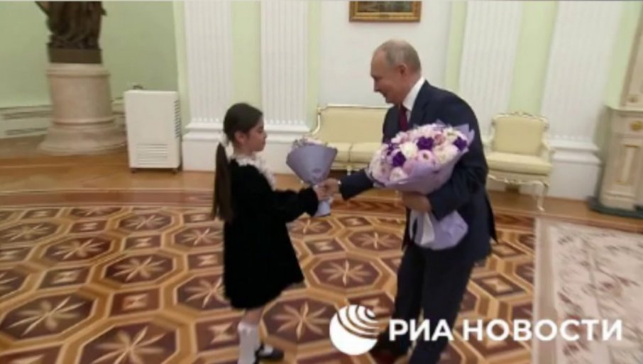 (Видео) Путин во Кремљ пречека девојче која не успеа да го види во Дербент