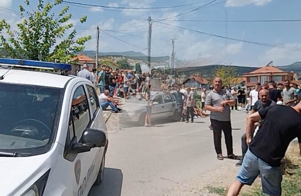 (Видео) Шест села во мрак додека жителите на Слупчане блокираат и се разладуваат, а полицијата не овозможува влез за ЕВН