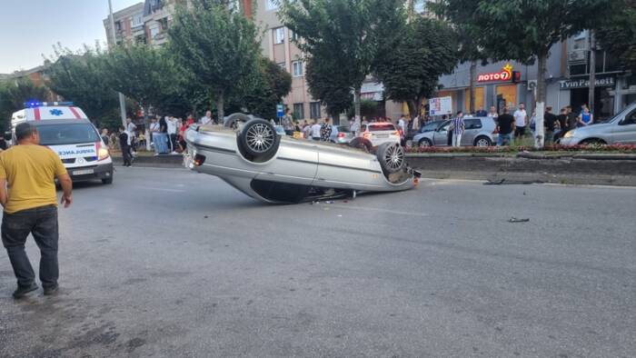 (Видео) Страотна несреќа во Тетово, автомобил превртен на кров среде булевар – возачот во болница