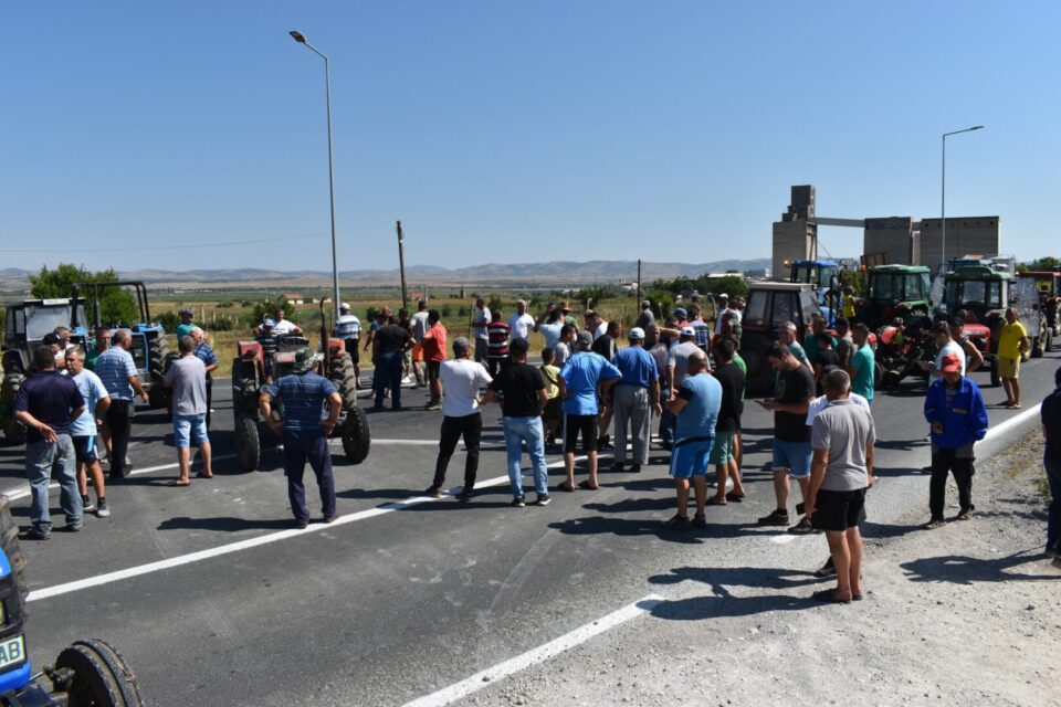 Земјоделците од Свети Николе излегоа на протест