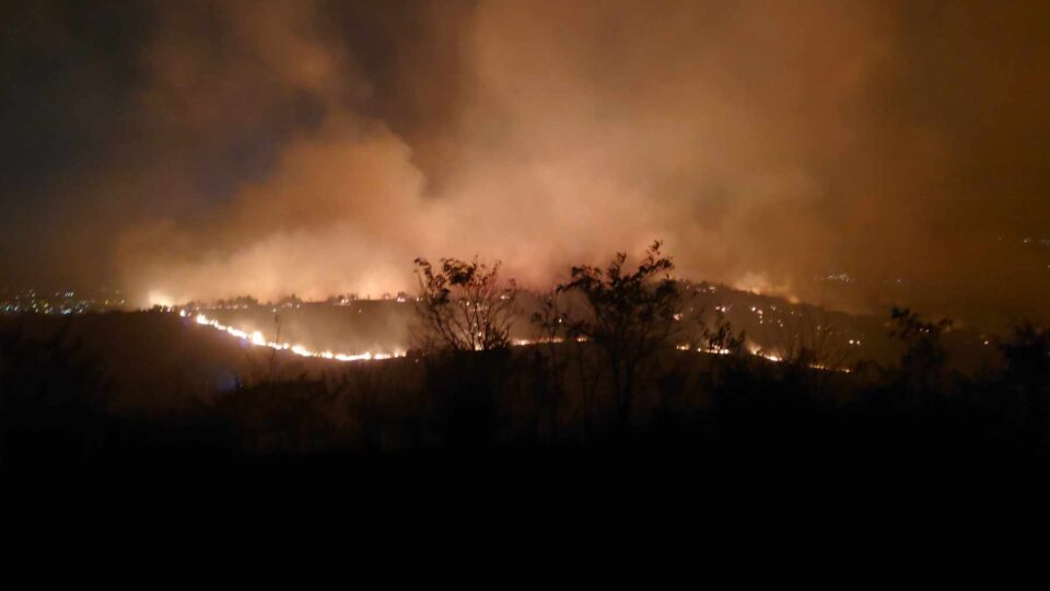 Авионите и хеликоптерите не гасат ноќе, пожарот во скопски Илинден е блиску до куќите