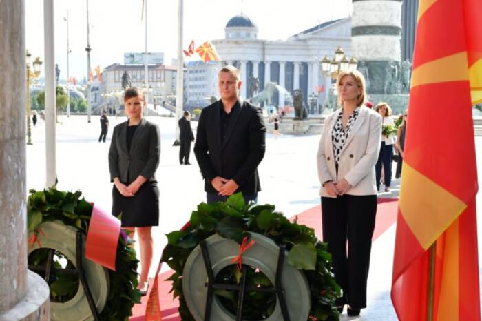 Делегација на СДСМ оддаде почит во Скопје по повод Денот на Републиката