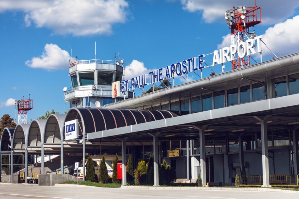 Државјани на Албанија на аеродромот во Охрид покажале фалсификувани британски пасоши