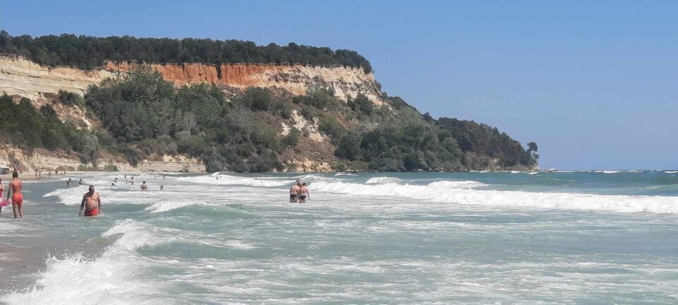 Две лица меѓу кои и дете се удавија во морето во Бугарија, спасувачите тврдат дека туристите не ја почитуваат забраната за капење