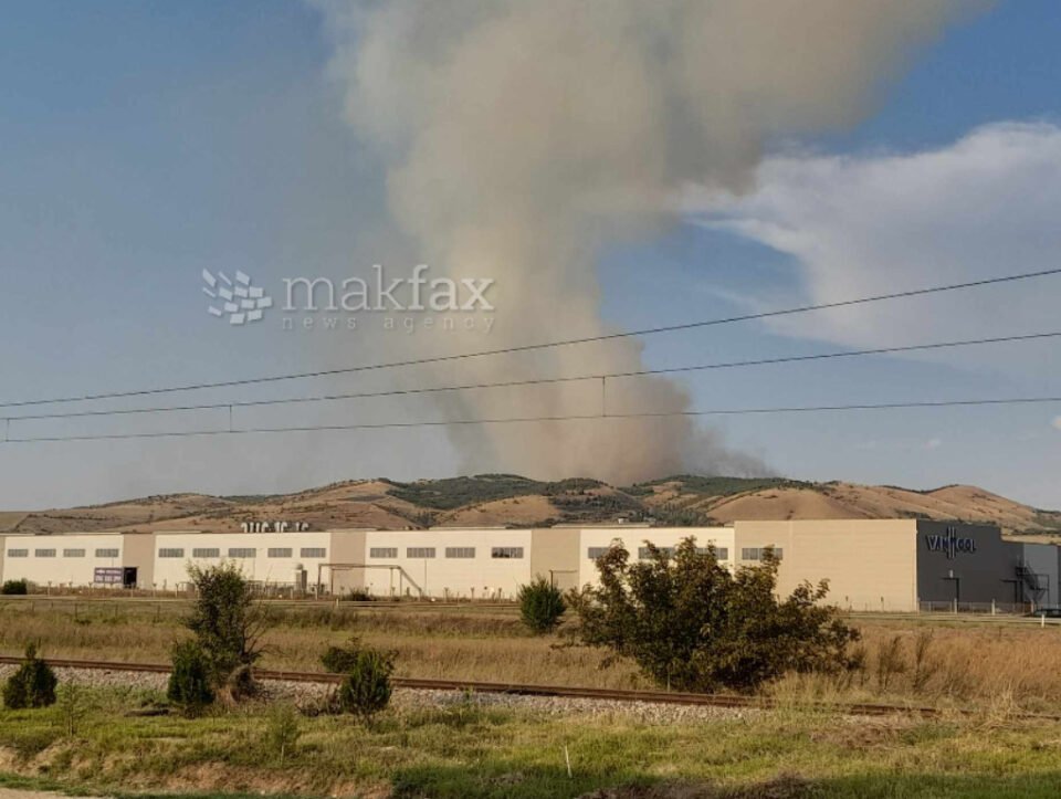 (Фото) Пожарот во скопски Илинден се шири