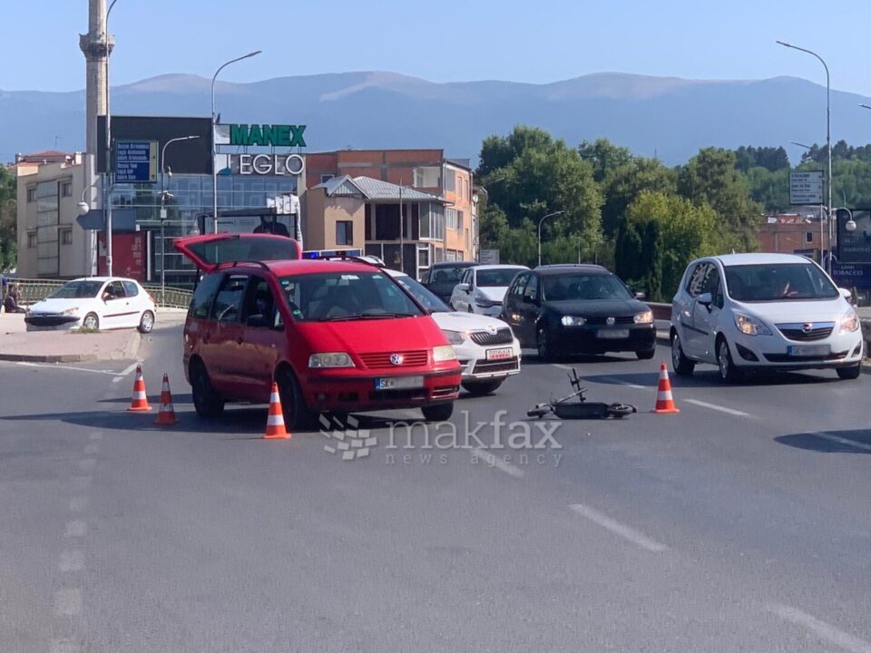 (Фото) Сообраќајка кај Бит пазар: автомобил удри во електричен тротинет