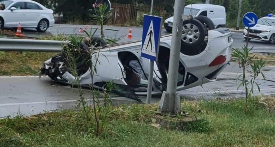 (Фото) Тешка несреќа во Охрид: автомобил превртен на кров, патник однесен во болница