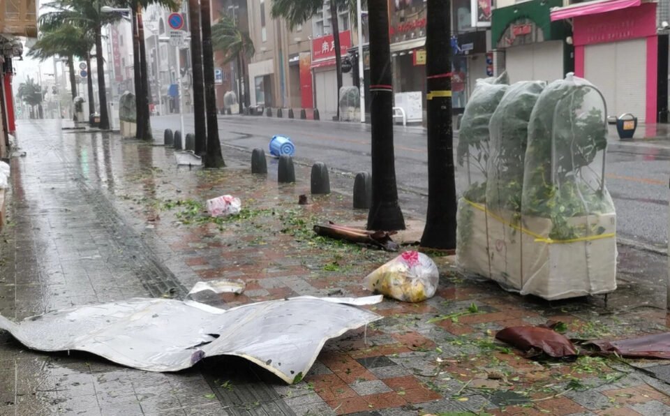 Moќен тајфун беснее во Јапонија: прва ја погоди Окинава – едно лице загина, 11 се повредени
