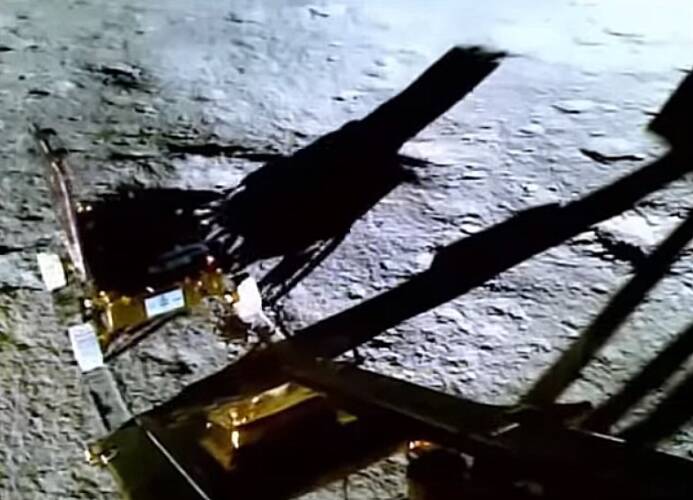 Неочекувани откритија на индискиот ровер на јужниот пол на Месечината: пронајдени делови од карпи, потрагата по вода продолжува