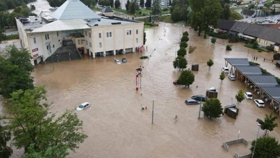 Се шири пукнатината на насипот на реката Мура, во тек е евакуација на села во Словенија