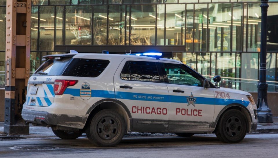 Teлевизиска екипа во Чикаго ограбена во центарот на градот додека известувала за грабежи: „Тие дојдоа по нас со пиштоли“