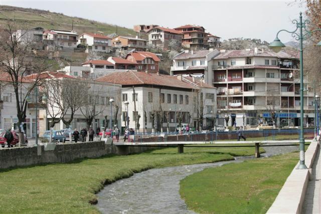 Тинејџер повредил малолетник со остар предмет во Кочани поради девојка