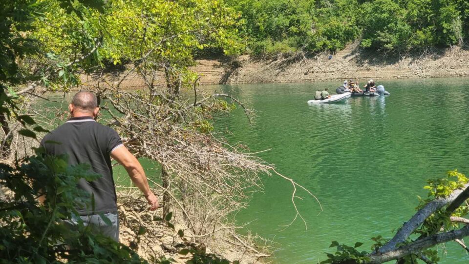 Трет ден потрага по 30-годишниот маж кој исчезна во езерото Глажња