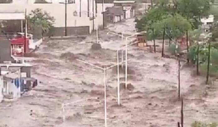 (Видео) Хаос од поплавите во Мексико по ураганот Хилари, бурата се движи кон САД