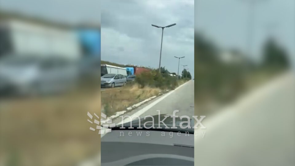 (Видео) Километарски колони за влез во Грција: нервозни возачи, свирежи и обиди за претекнување