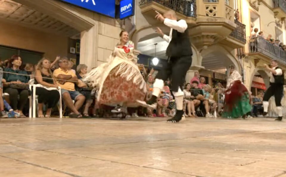 (Видео) Напаѓачот на Барса, Ориол танцува во традиционална носија