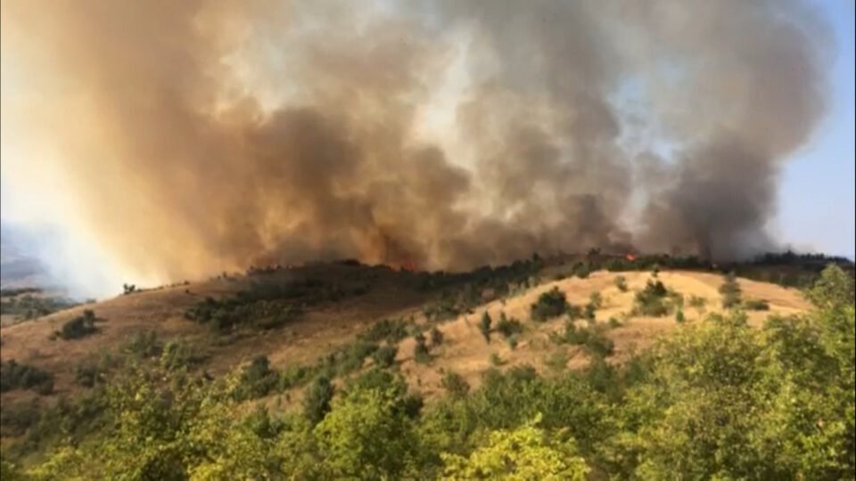 (Видео) Пожар му се заканува на кочанското село Врбица