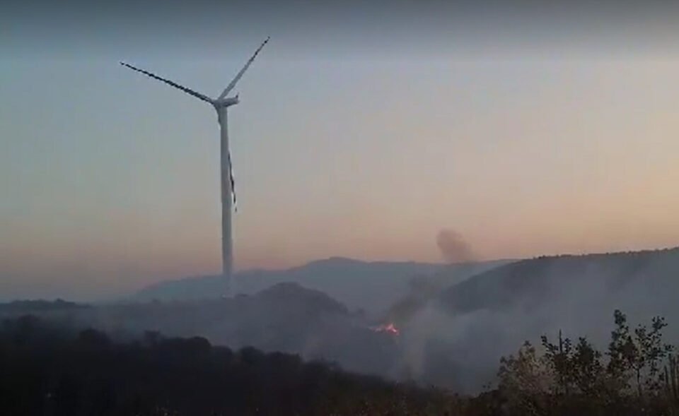 (Видео) Пожарот кај Богданци може да ги проголта и ветерниците – се гасне со сите ресурси