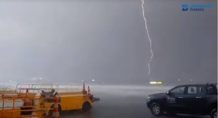 (Видео) Силна бура во Дубровник, снимен удар на гром на аеродромот