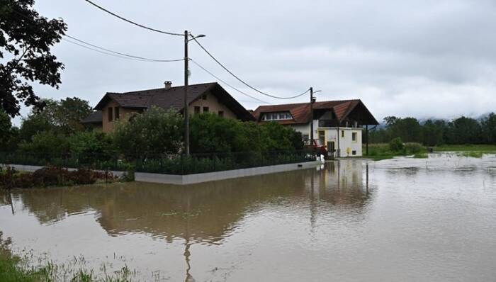 (Видео) Вонредна состојба и во Хрватска: Водниот бран на Сава и Мура стаса до куќите