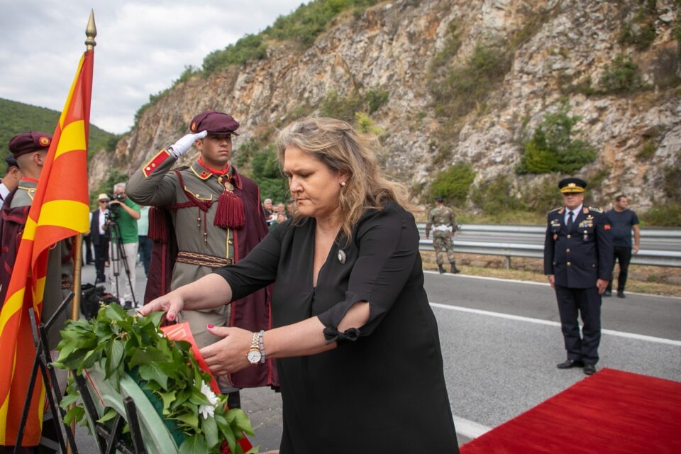 Владина делегација положи цвеќе на споменикот кај Карпалак и во Прилеп во чест на загинатите бранители