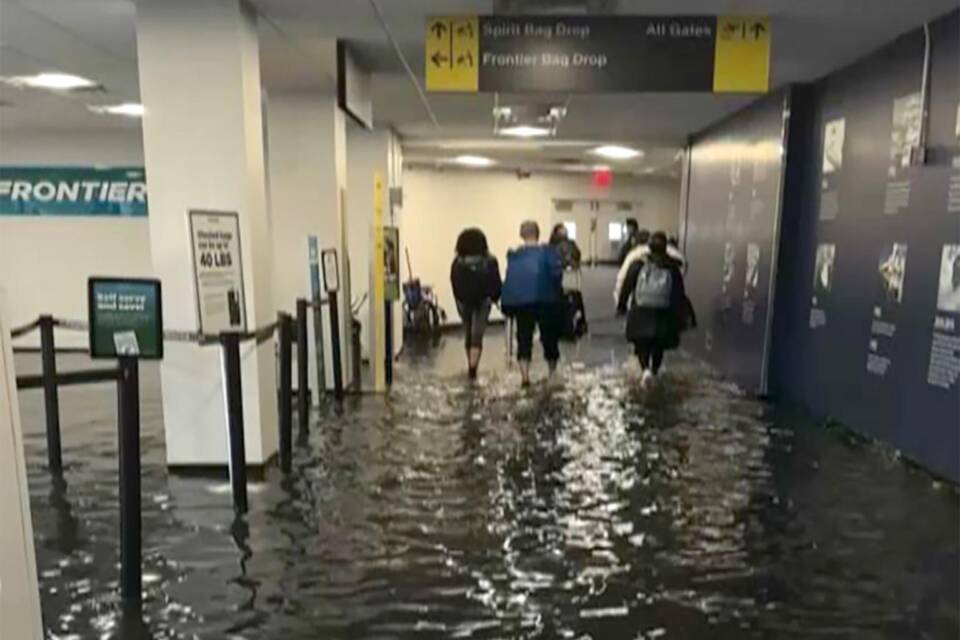 Аеродромите во Њујорк откажаа повеќе од 40 летови: патниците се снимаа како газат во вода до колена