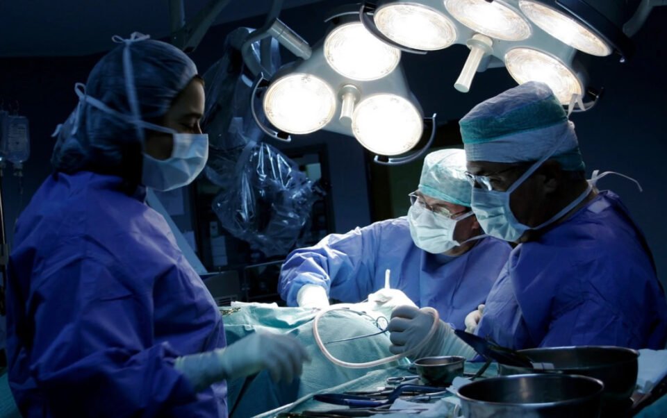 „Бил голем колку чинија“ – Лекари на Нов Зеланд заборавиле инструмент во родилка по царски рез, 18 месеци била во болка