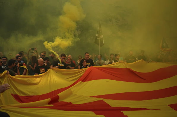 Денот на Каталонија: илјадници луѓе излегоа на улиците на Барселона барајќи отцепување од Шпанија