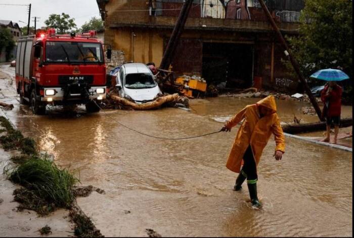 (Фото+видео) Страшни поплави во Турција, Грција и во Бугарија, расте бројот на мртви, повеќе лица исчезнати – на места брановите биле високи два метра