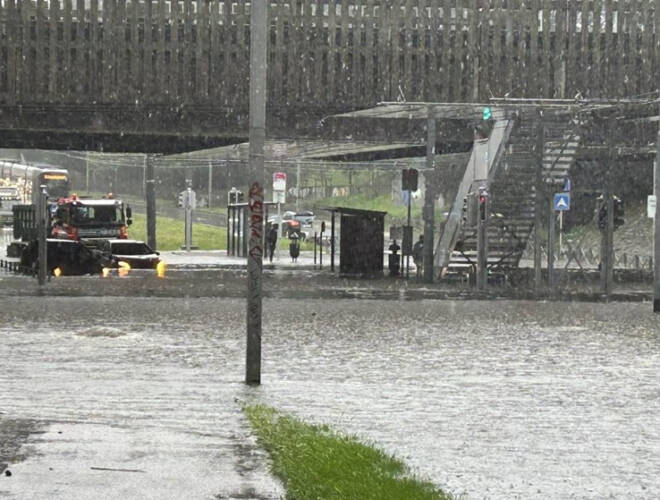 Хаос во Брисел по силниот дожд, поплавени тунели, трамваите не сообраќаат